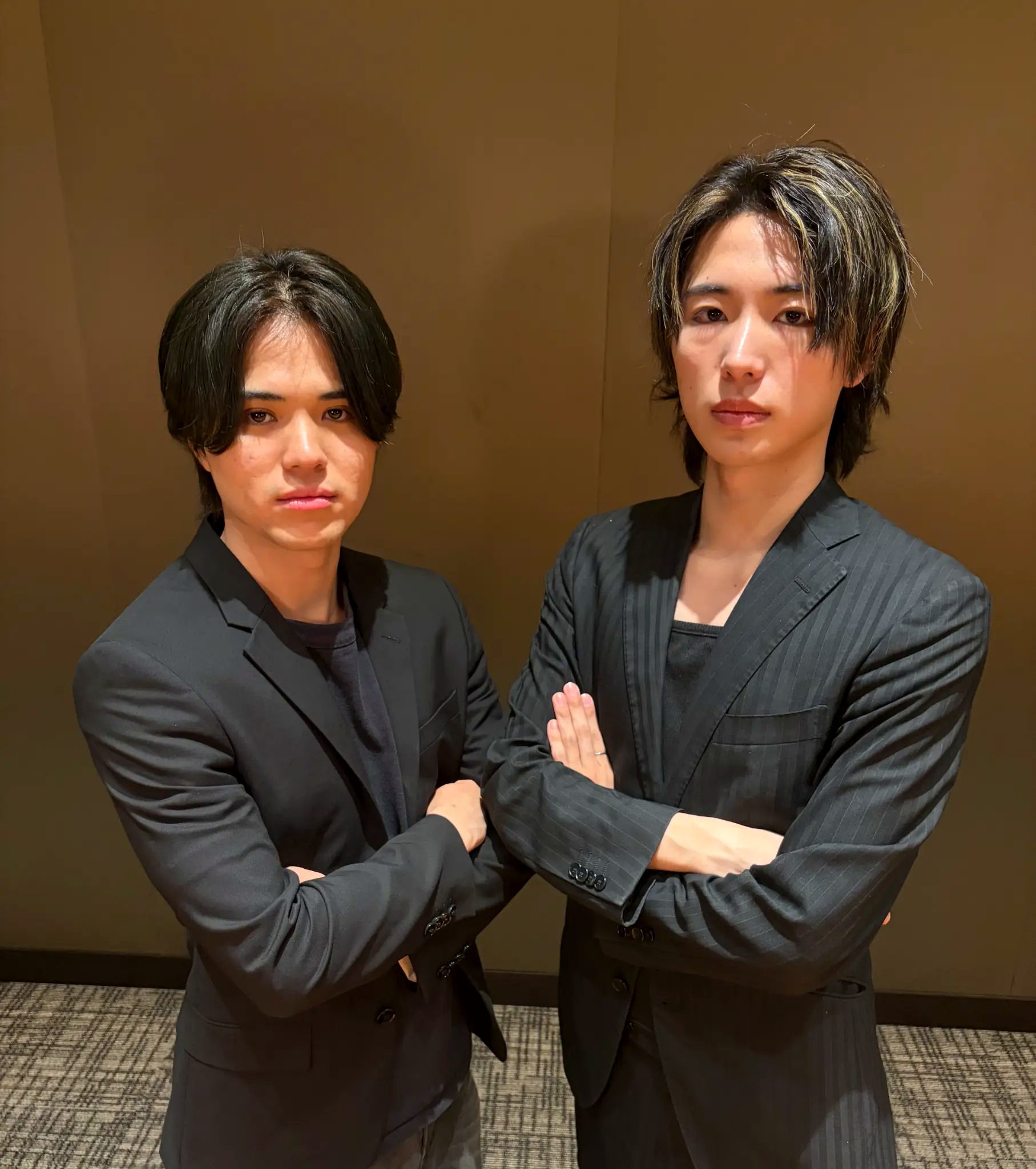 2人腕組み